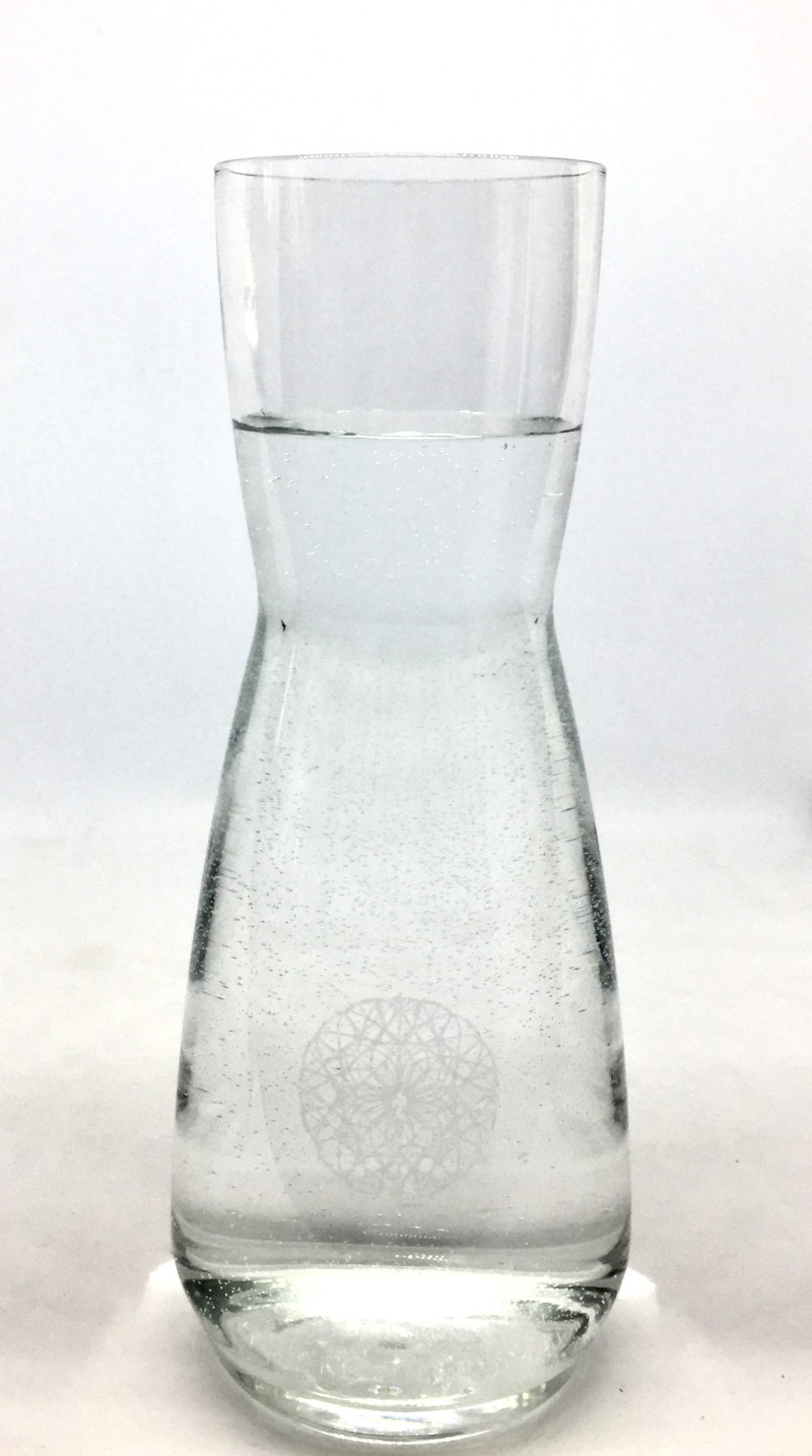 Wasserkaraffe mit BIAS Energiesymbol